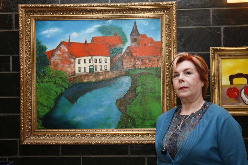 Betty Bouckaert poseert bij schilderij (mei 2010)
